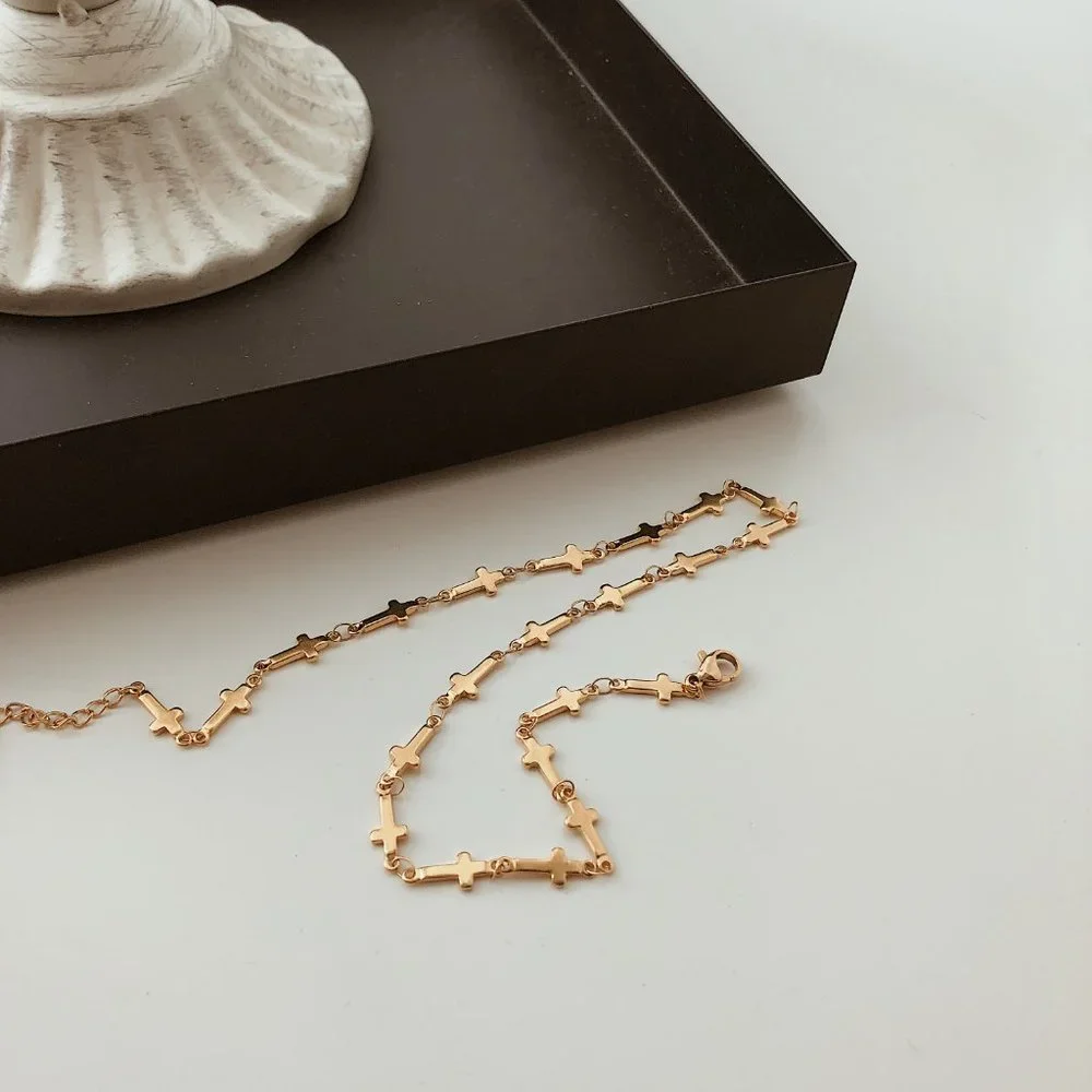 #NEW 18K Gold Plated Cross Choker Necklace - Picture 4 of 8